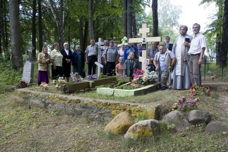 Установка нового креста на могилке матушки Веры Установка нового креста на могилке матушки Веры